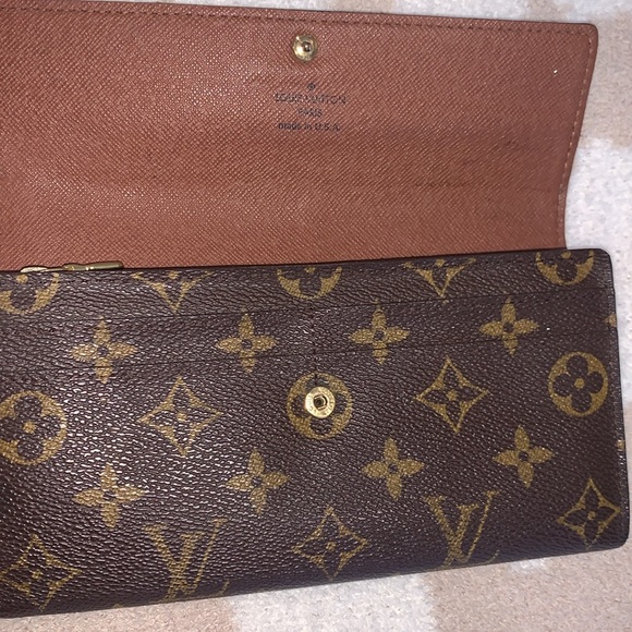 Louis Vuitton Monogram Sarah Wallet - Picture 6 of 16